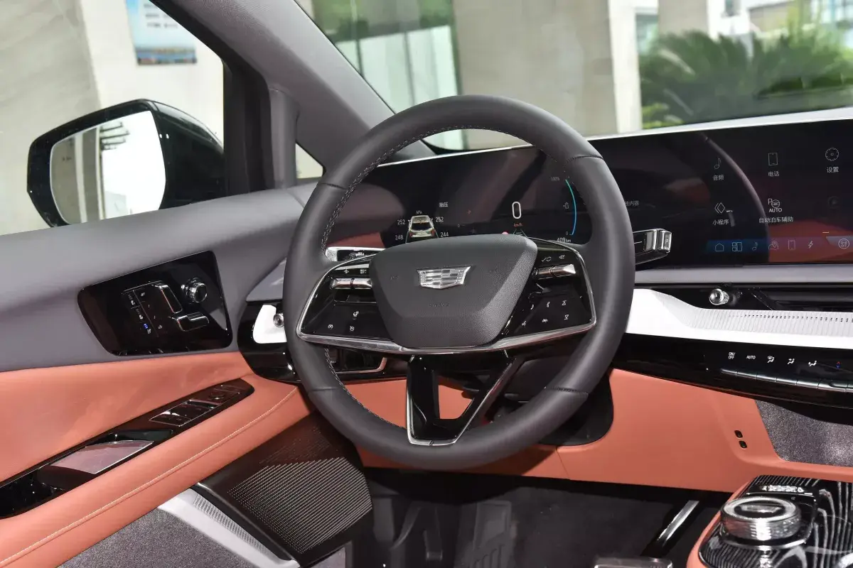 Cadillac Optiq салон 3