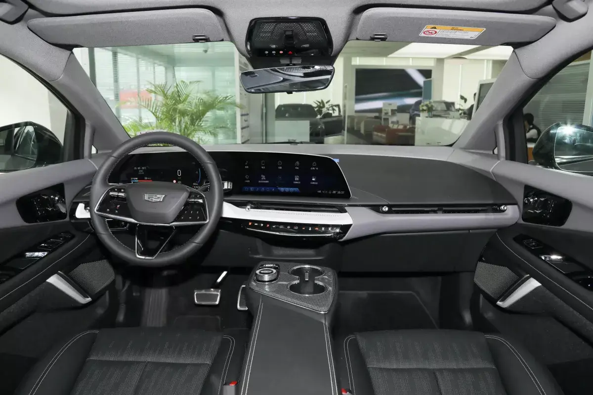 Cadillac Optiq салон 7