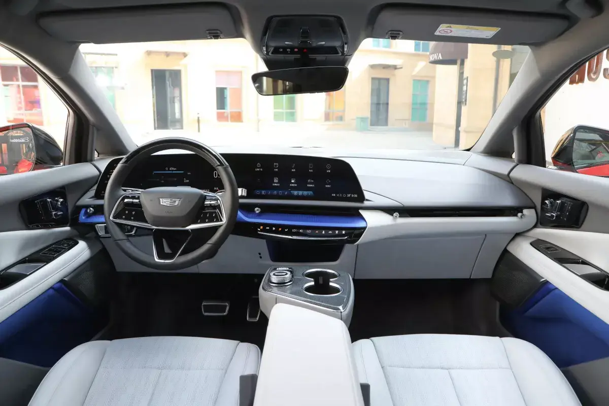 Cadillac Optiq салон 8