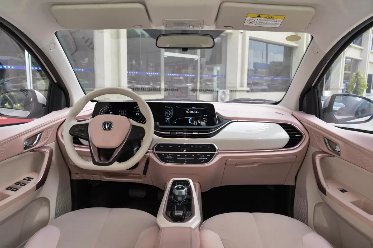 Changan E-Star салон 1