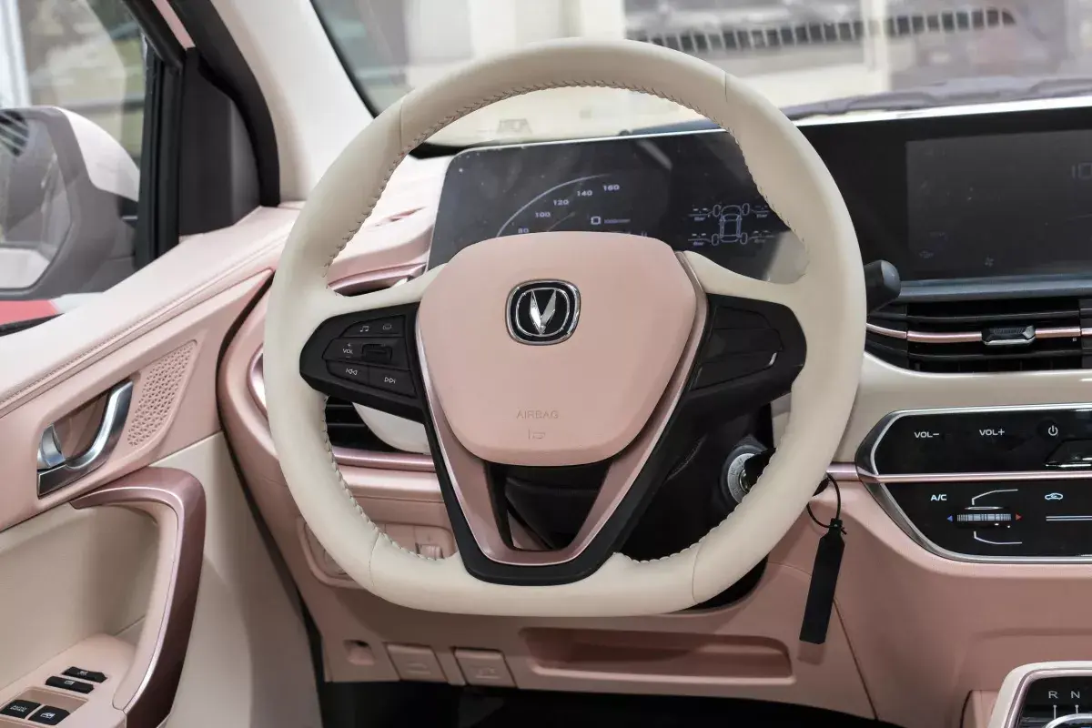 Changan E-Star салон 3
