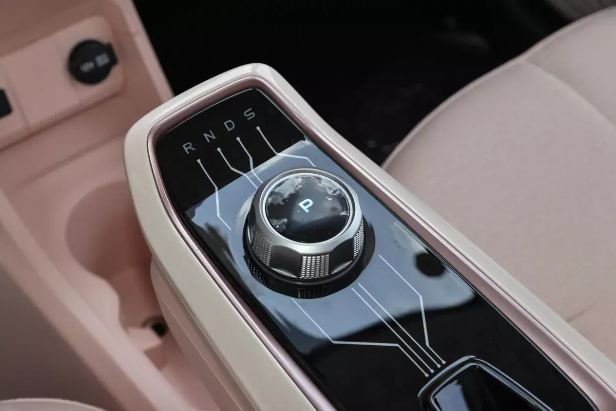 Changan E-Star салон 4