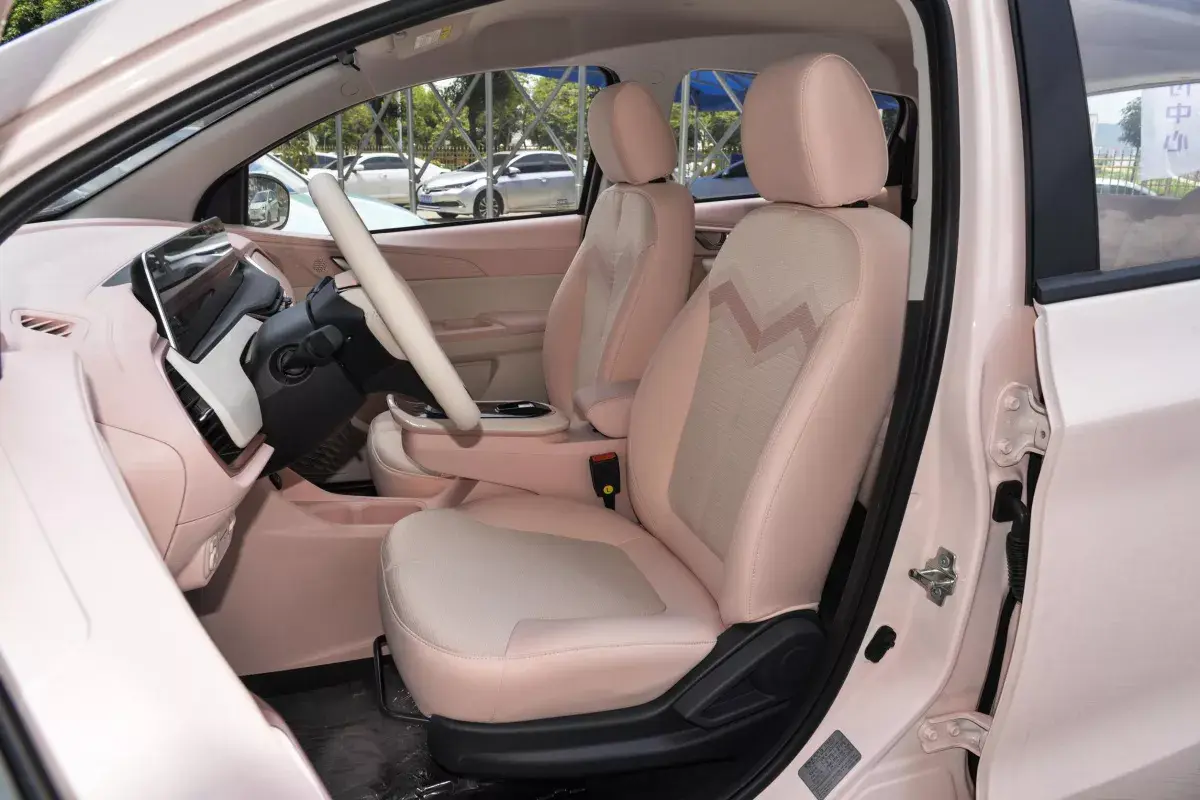 Changan E-Star салон 6