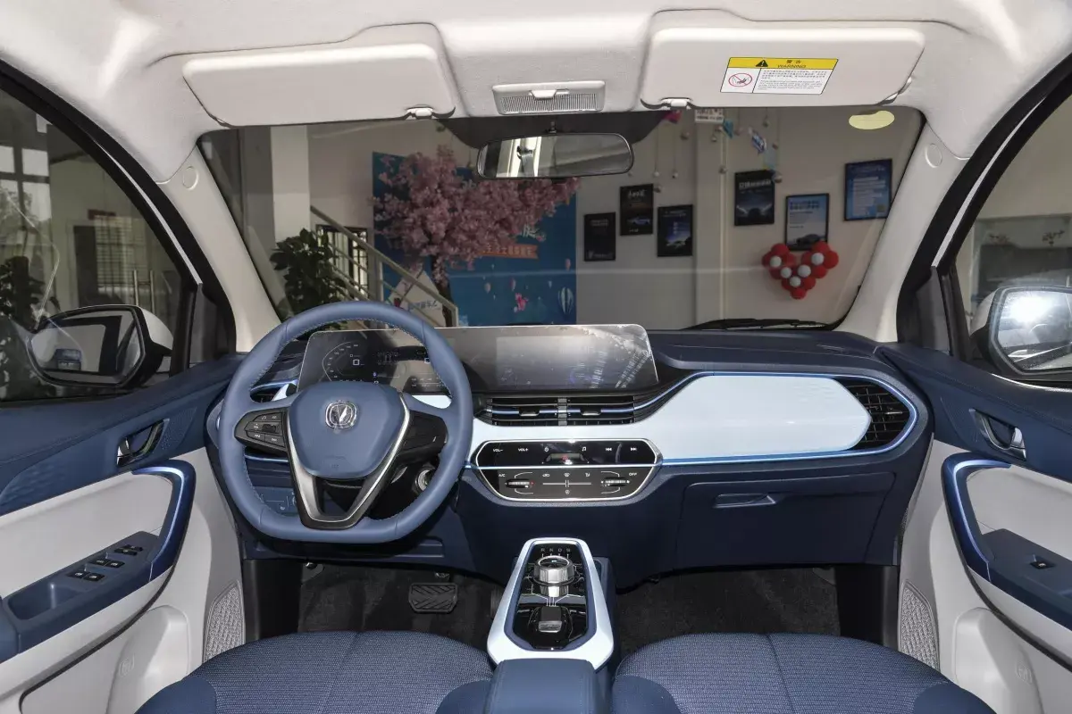Changan E-Star салон 7