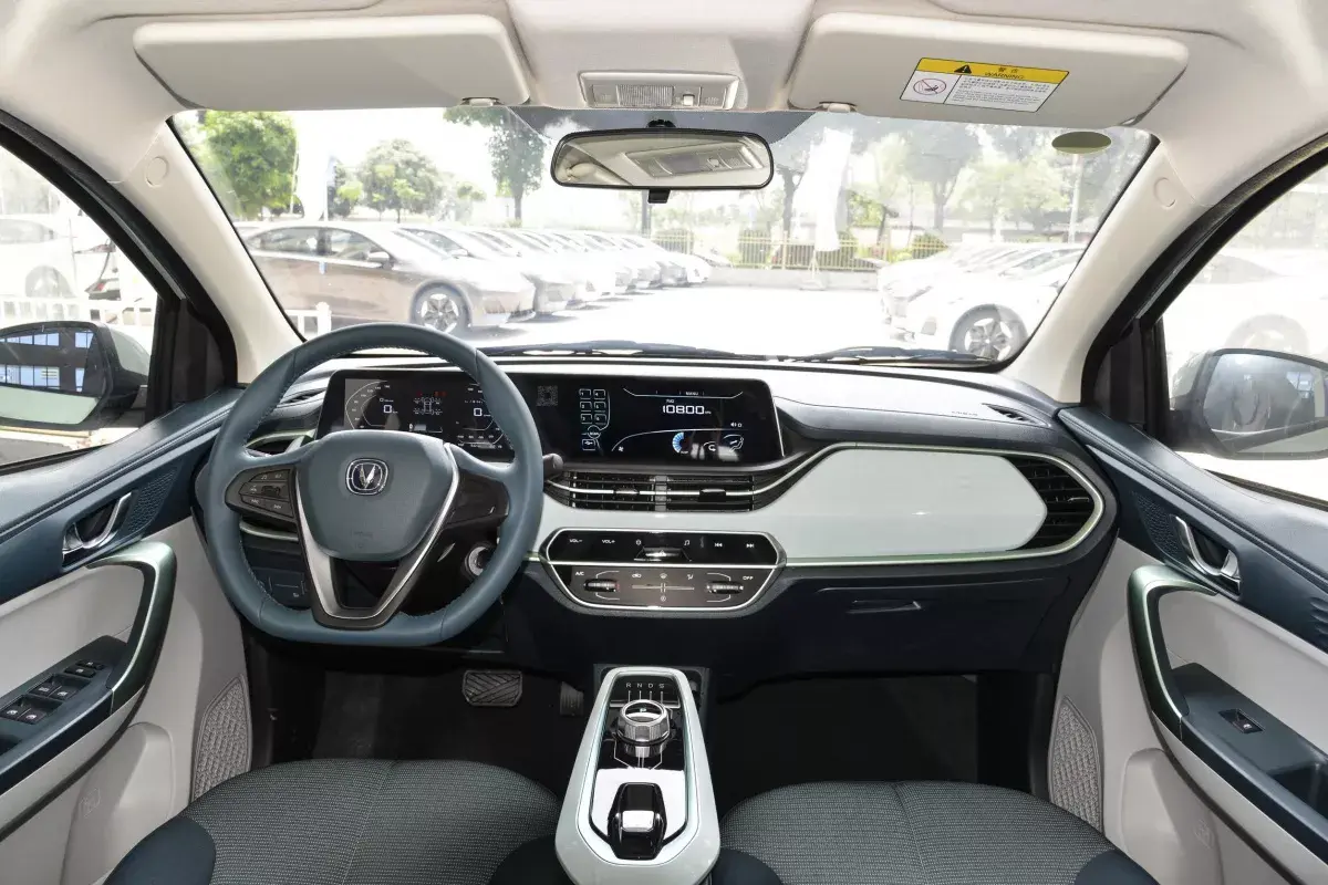 Changan E-Star салон 8