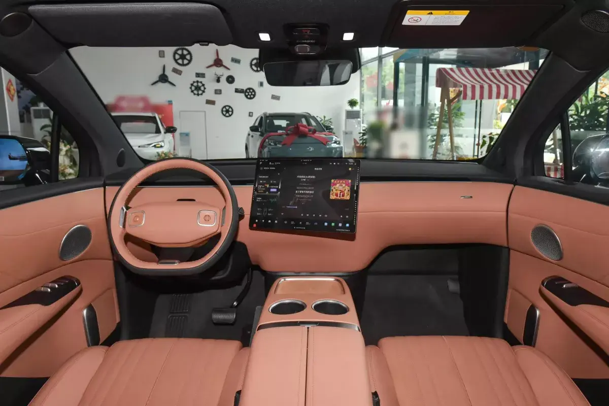 Changan Qiyuan E07 салон 1