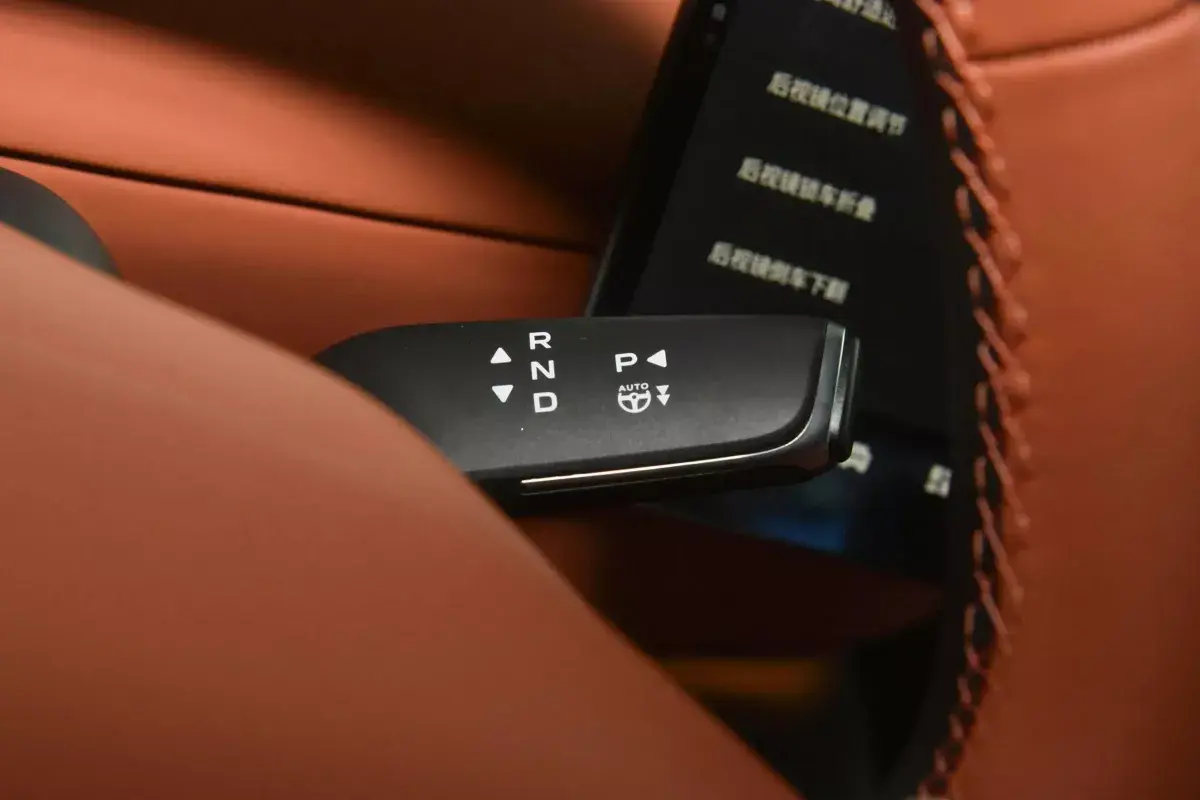 Changan Qiyuan E07 салон 4