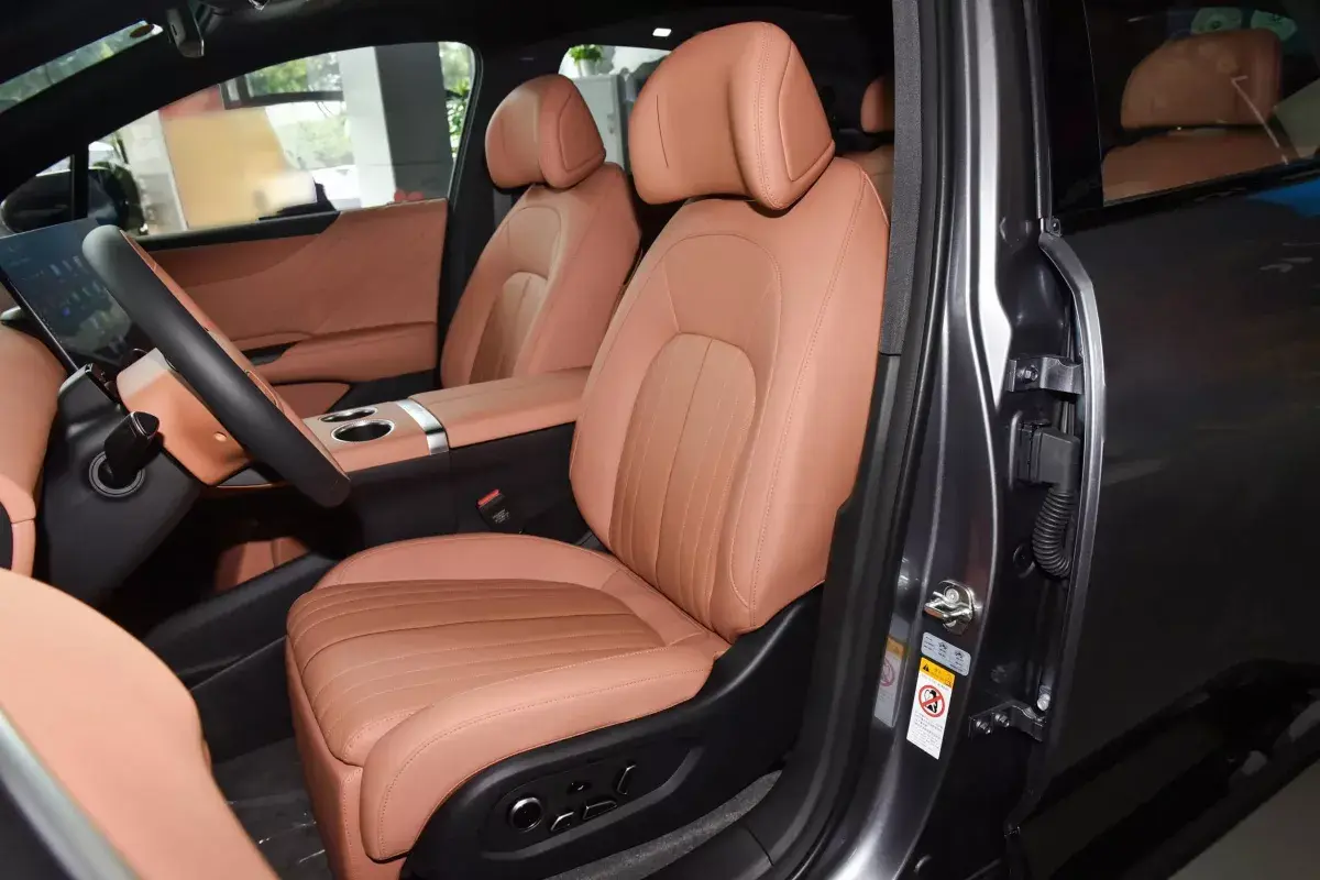 Changan Qiyuan E07 салон 6