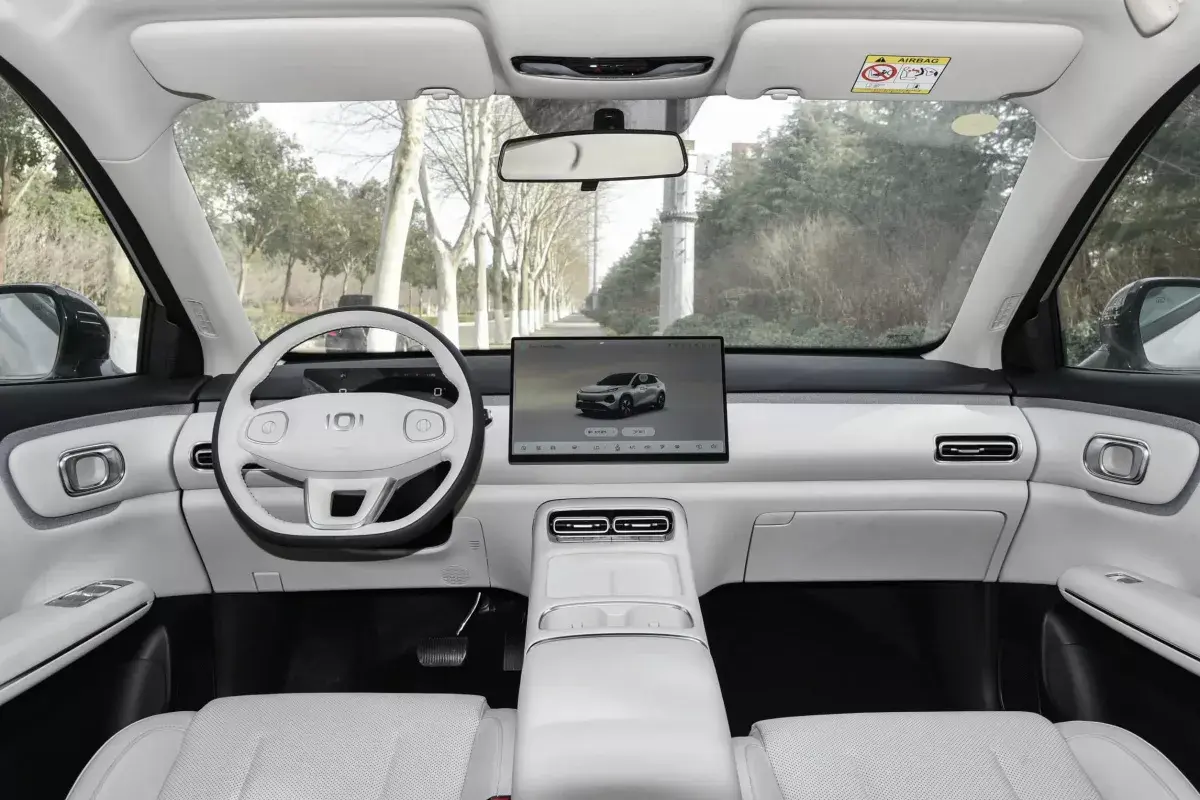Changan Qiyuan Q05 салон 1