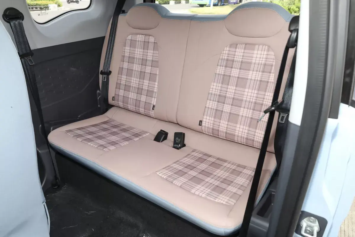 Chery QQ Ice Cream салон 6