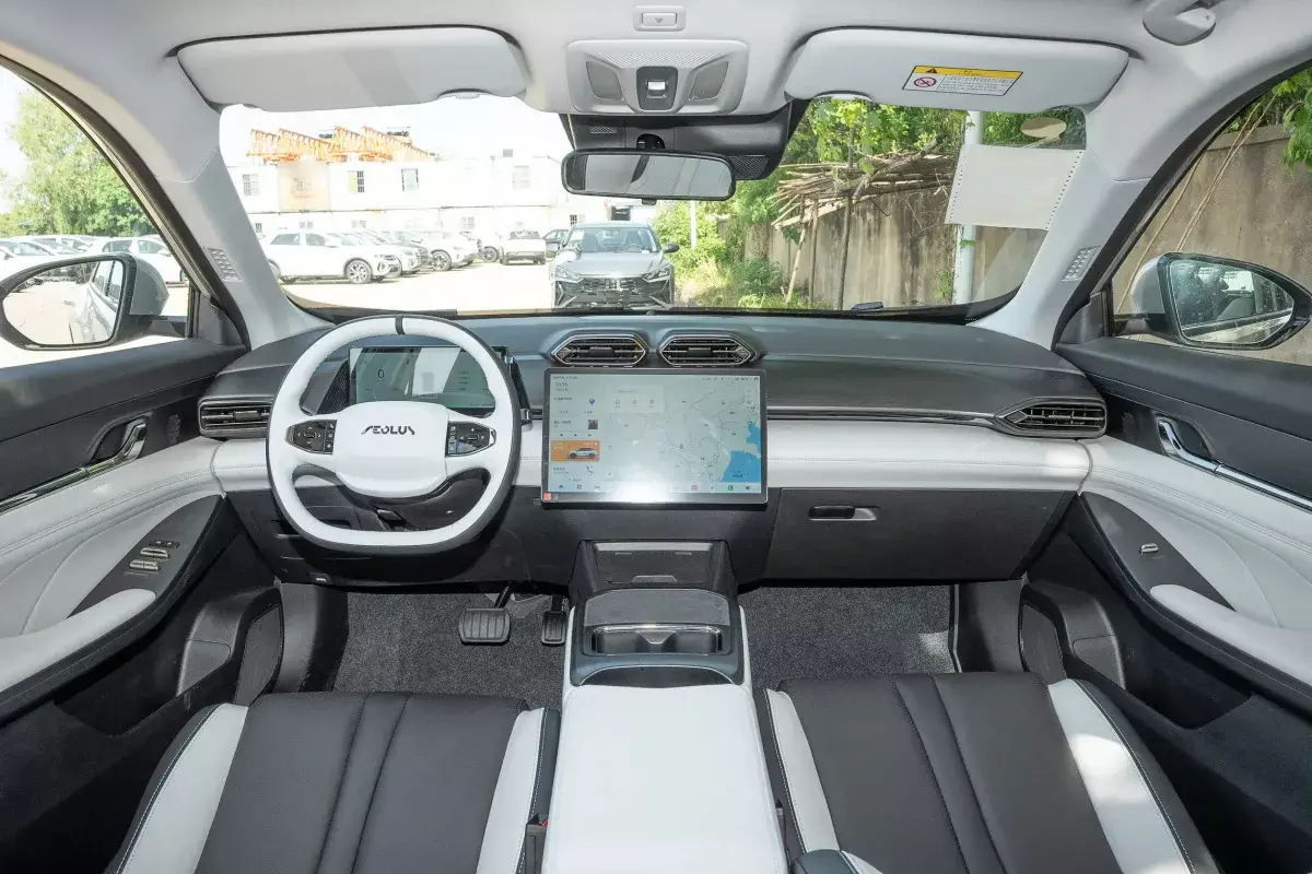 Dongfeng Aeolus L7 салон 1