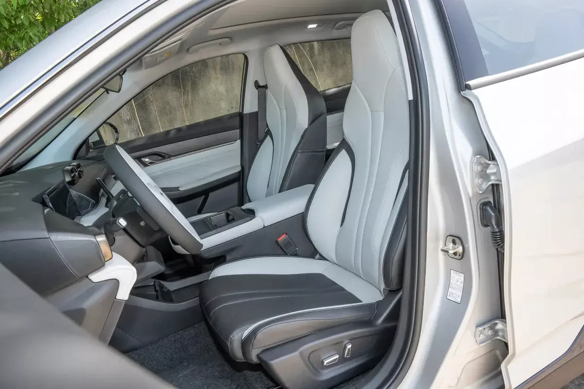 Dongfeng Aeolus L7 салон 6