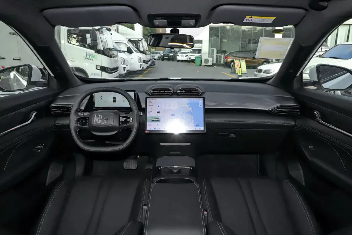 Dongfeng Aeolus L7 салон 7