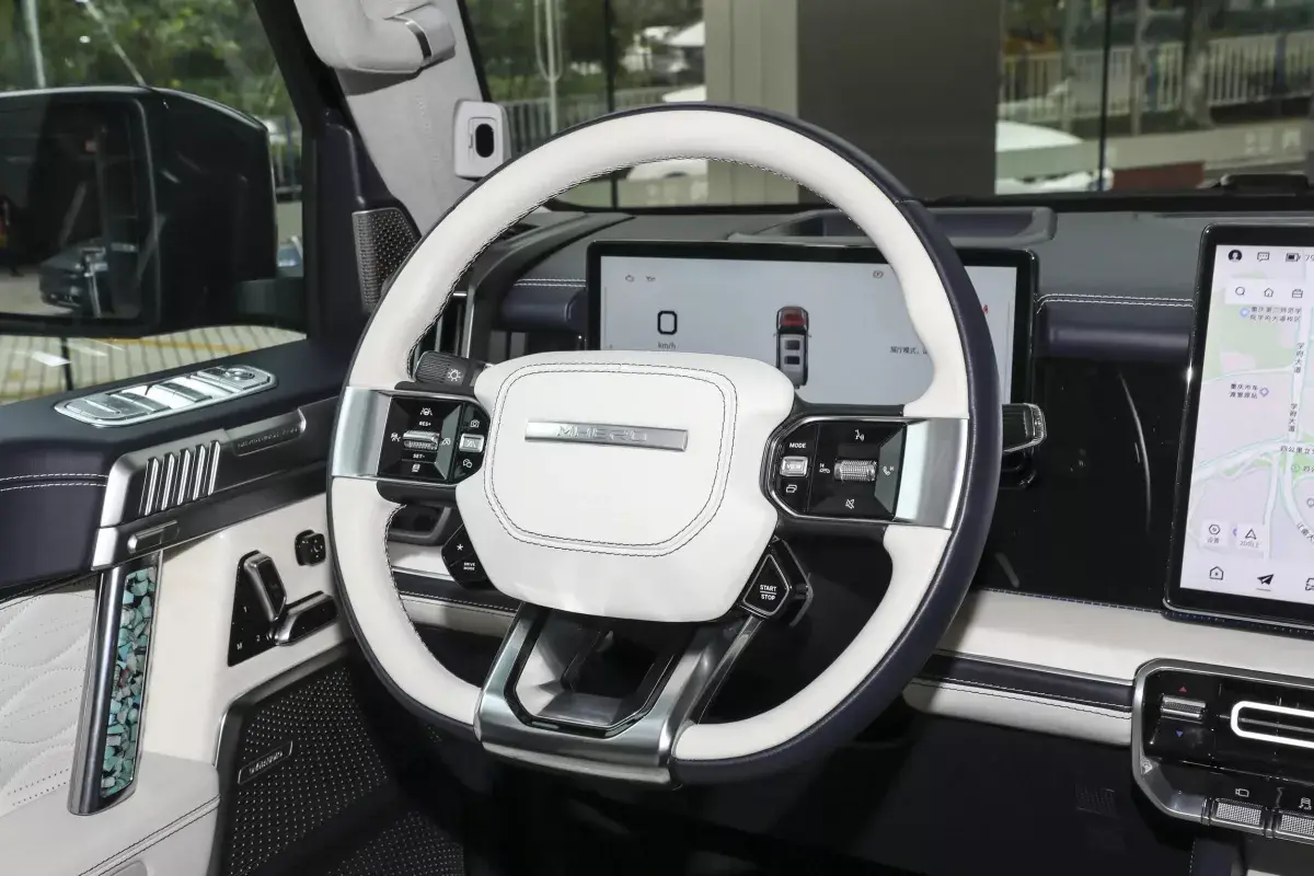 Dongfeng Warrior 917 DM-i салон 3