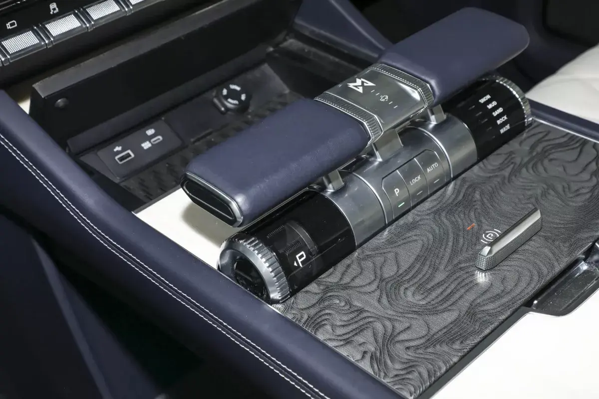 Dongfeng Warrior 917 DM-i салон 4