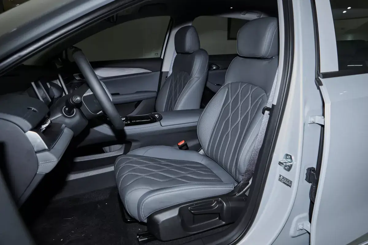 Geely Galaxy A7 PHEV салон 6