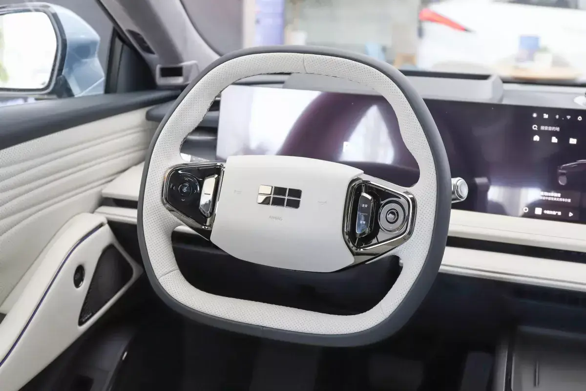 Geely Galaxy E8 салон 3