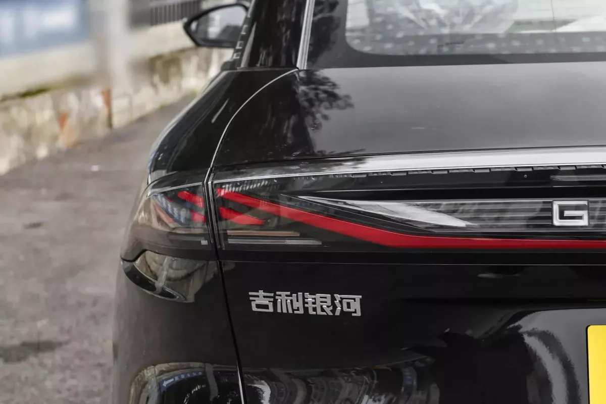 Geely Galaxy L6 EM-i DHT фото 7