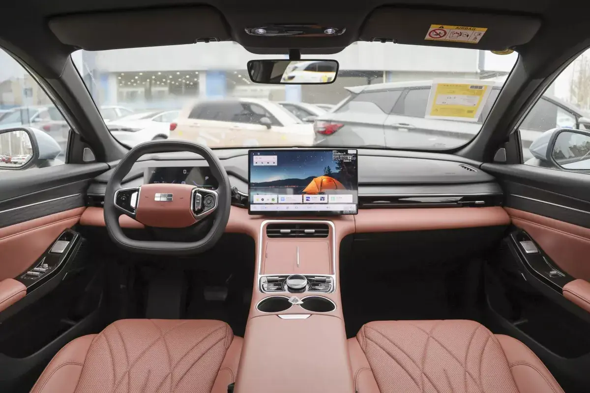 Geely Galaxy L6 EM-i DHT салон 1