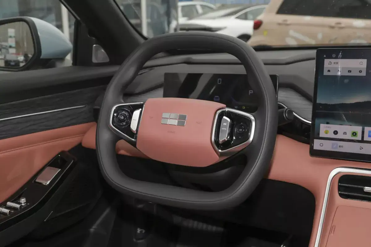 Geely Galaxy L6 EM-i DHT салон 3