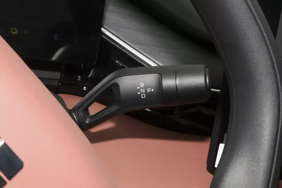 Geely Galaxy L6 EM-i DHT салон 4