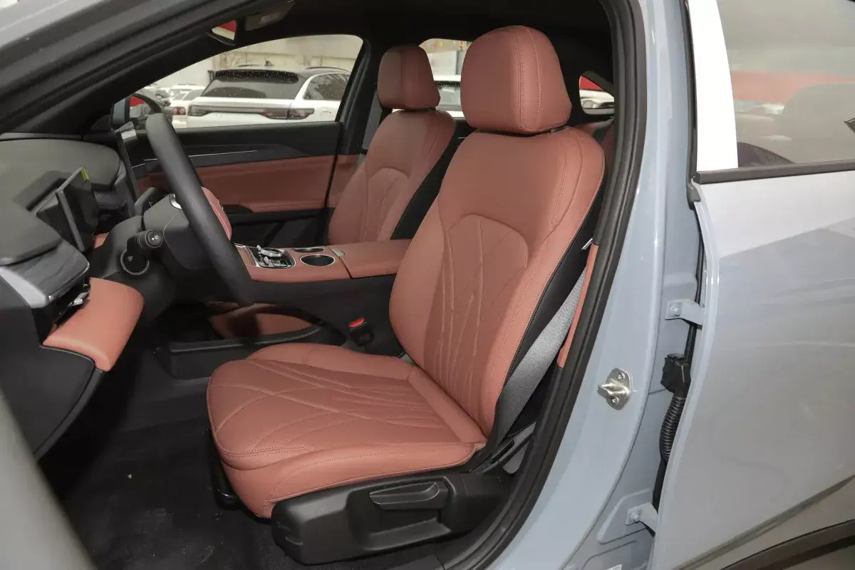 Geely Galaxy L6 EM-i DHT салон 6