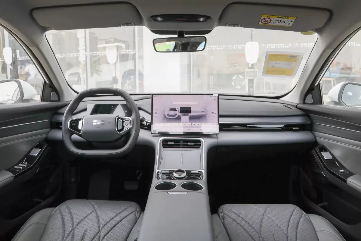 Geely Galaxy L6 EM-i DHT салон 7