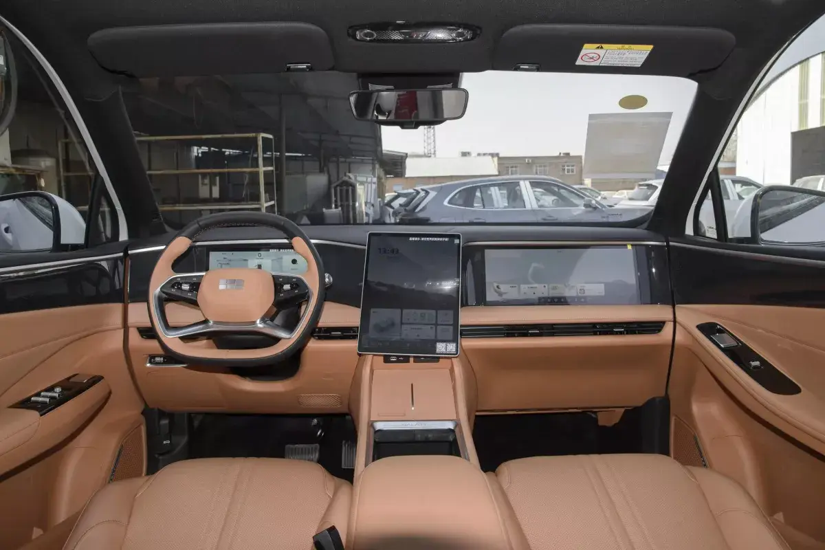 Geely Galaxy L7 салон 1