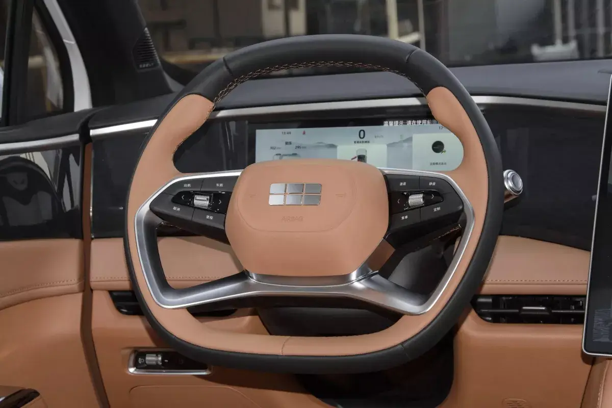 Geely Galaxy L7 салон 3