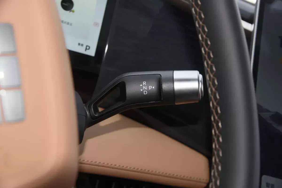 Geely Galaxy L7 салон 4