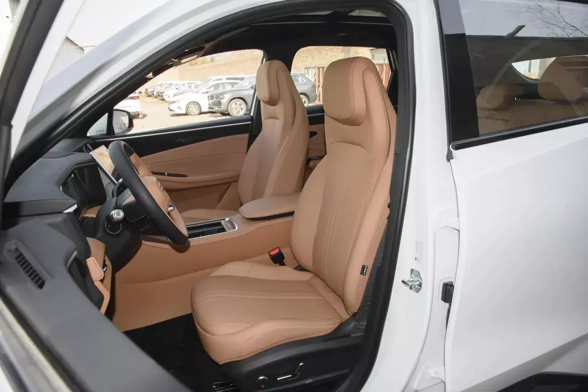 Geely Galaxy L7 салон 6