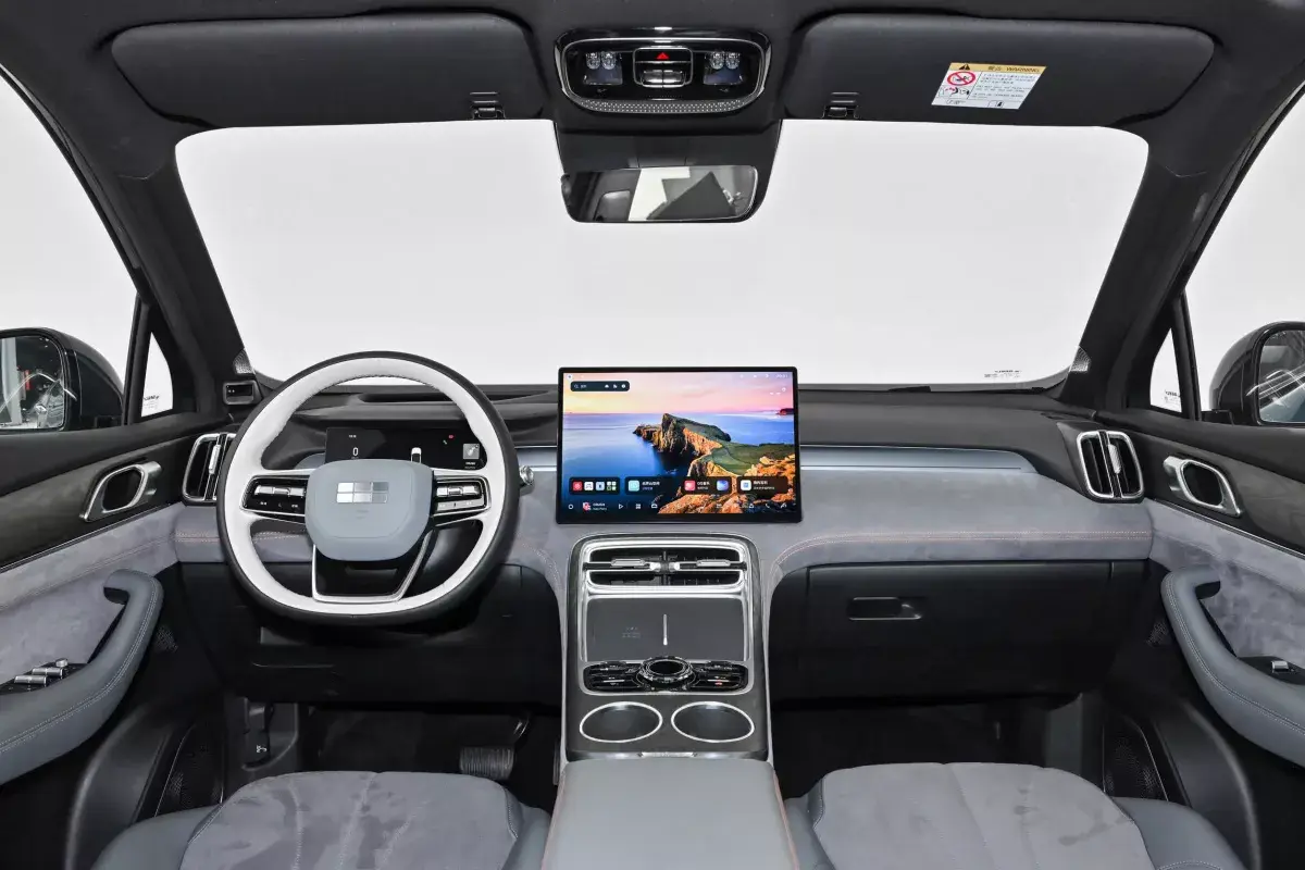 Geely Galaxy M7 PHEV салон 7