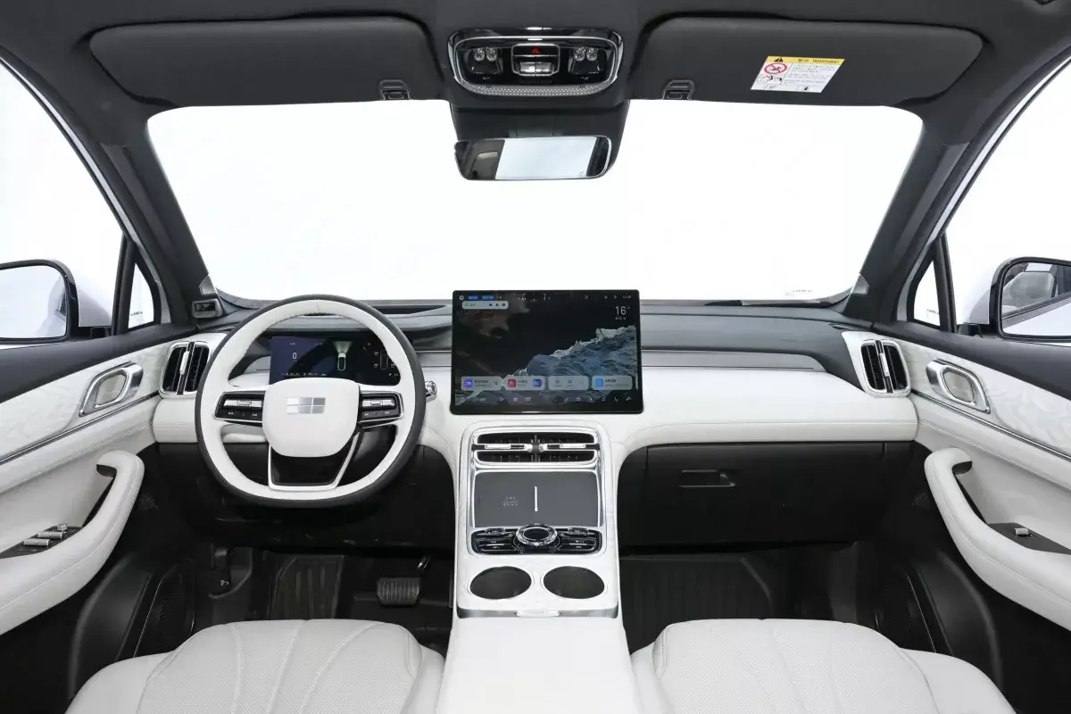 Geely Galaxy M7 PHEV салон 8