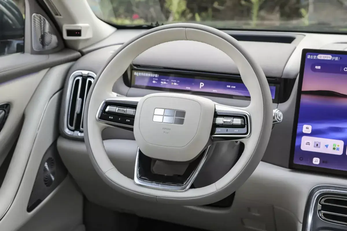 Geely Galaxy M9 PHEV салон 3