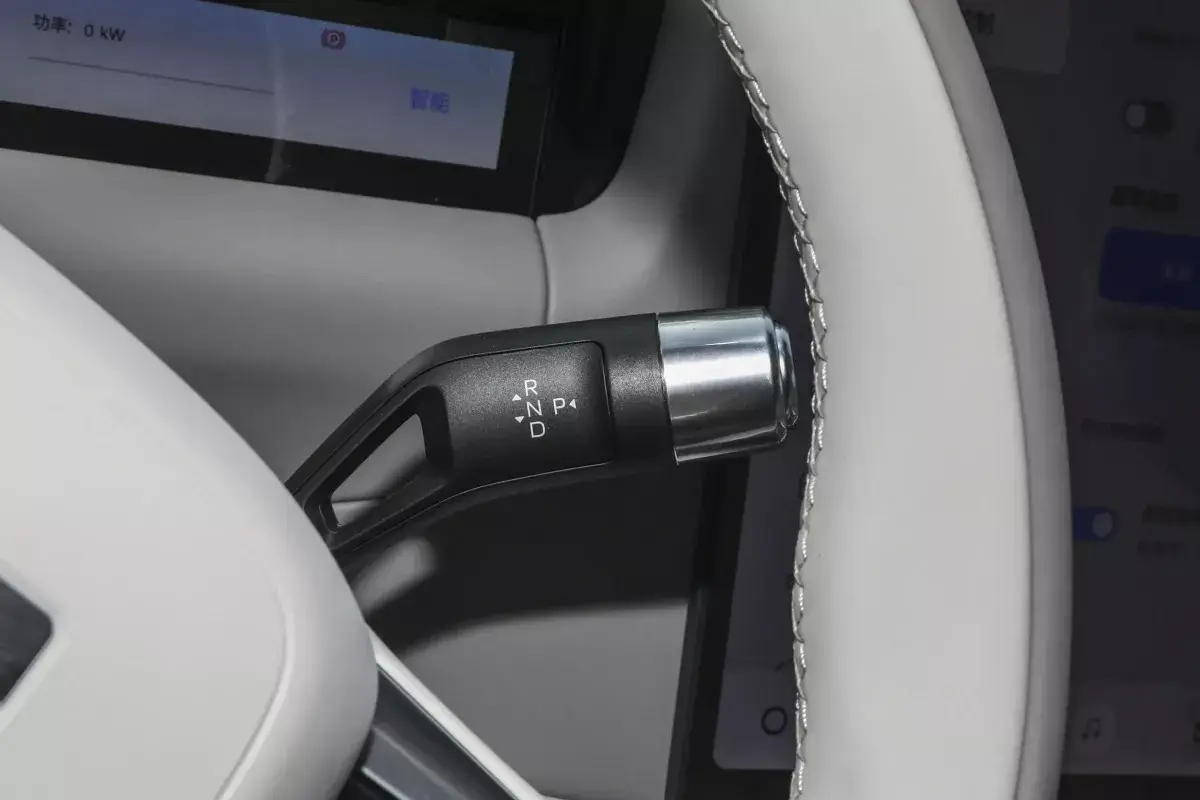 Geely Galaxy M9 PHEV салон 4