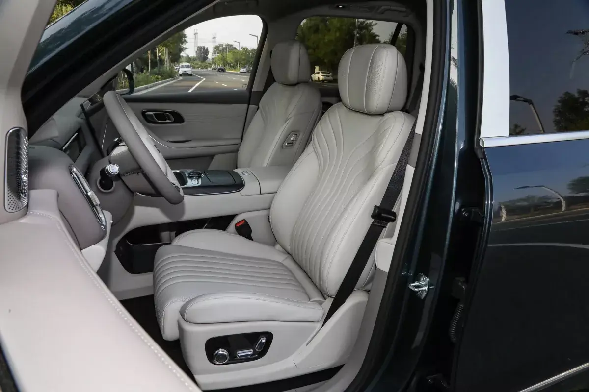 Geely Galaxy M9 PHEV салон 6