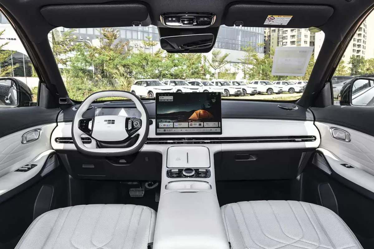 Geely Galaxy Starship 7 EV салон 8