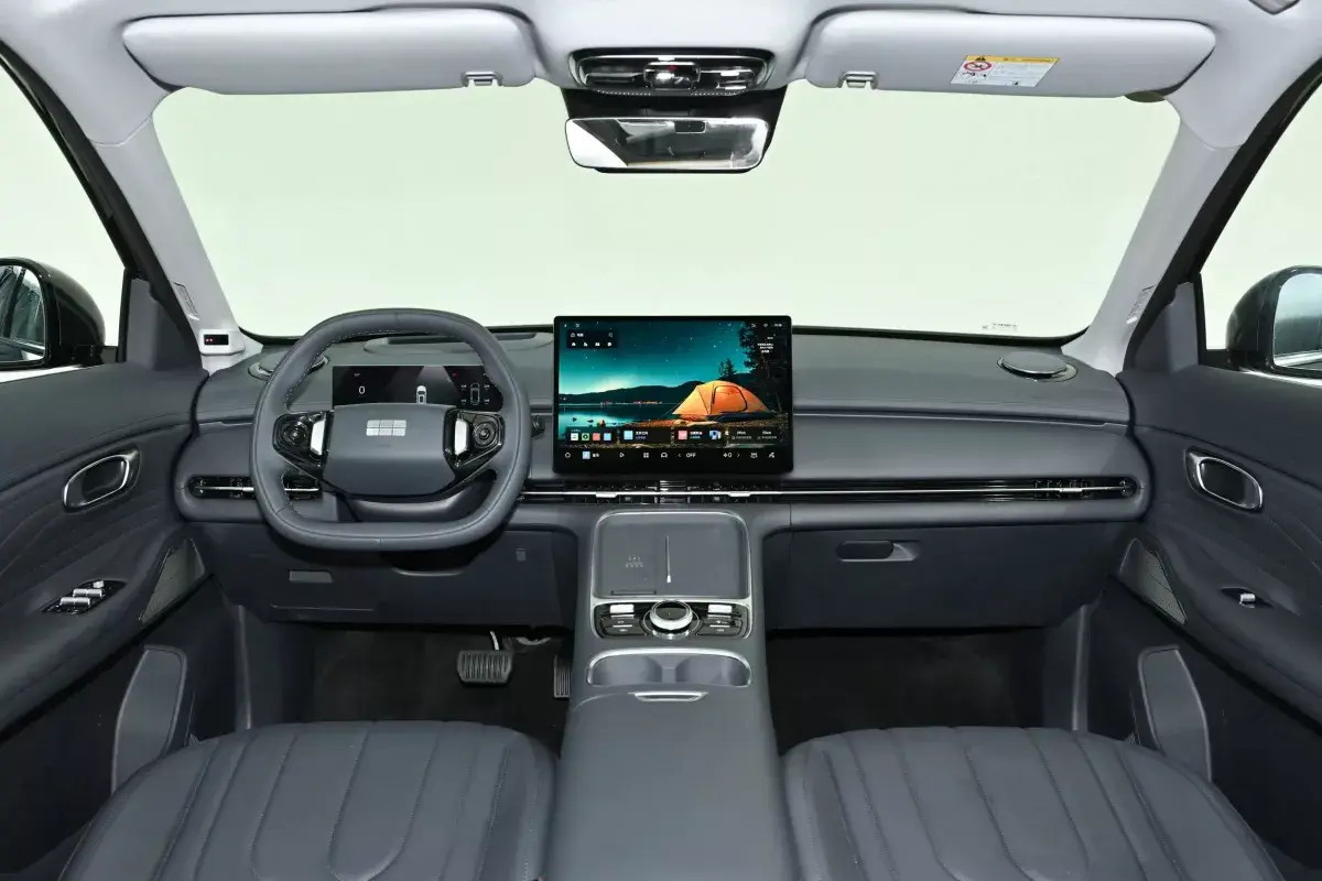 Geely Starship 7 EM-i салон 1