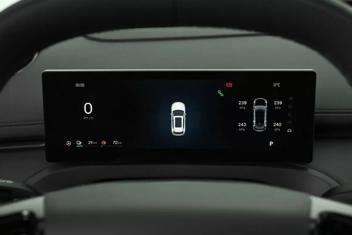 Geely Starship 7 EM-i салон 2
