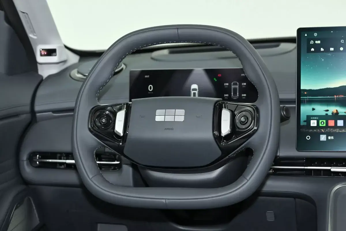 Geely Starship 7 EM-i салон 3