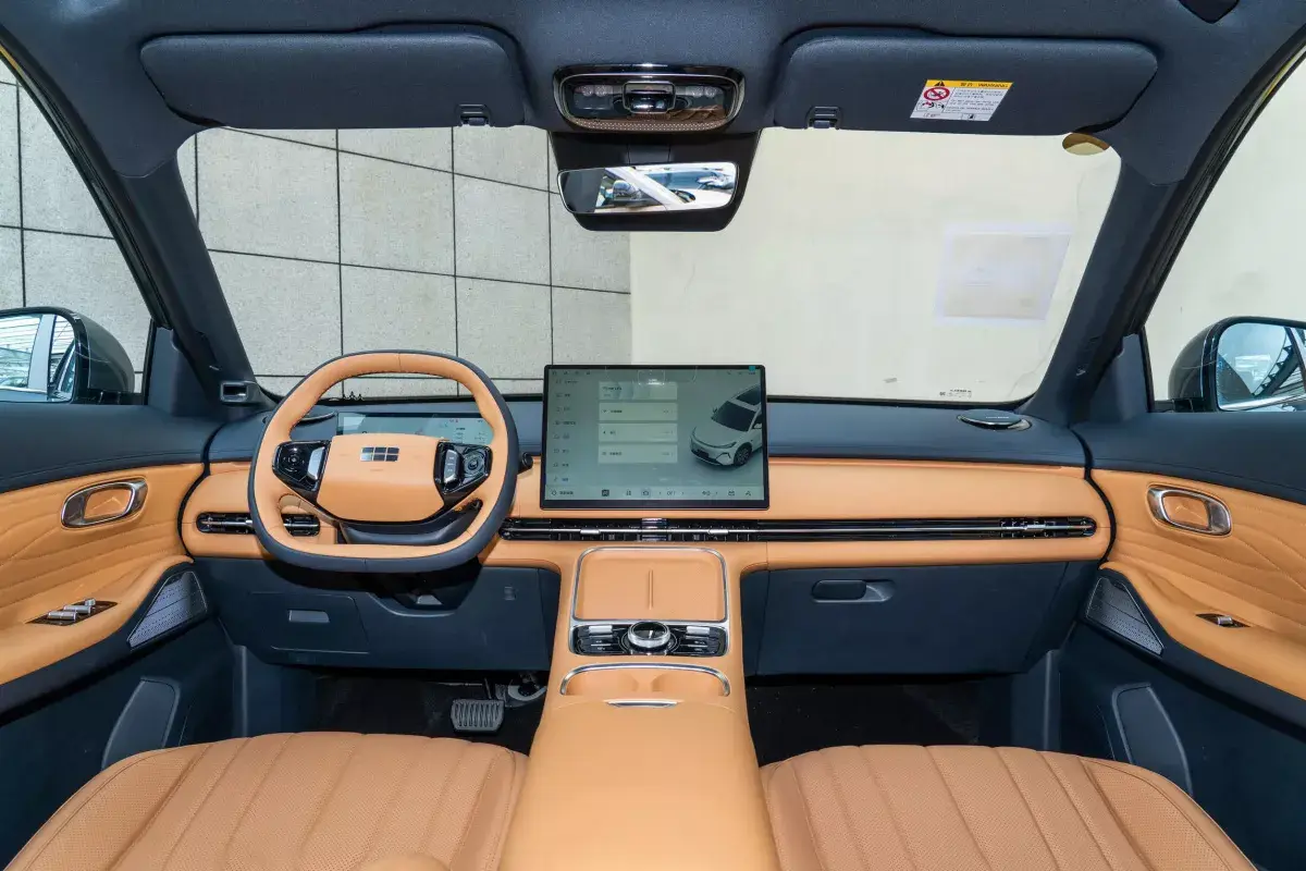 Geely Starship 7 EM-i салон 7