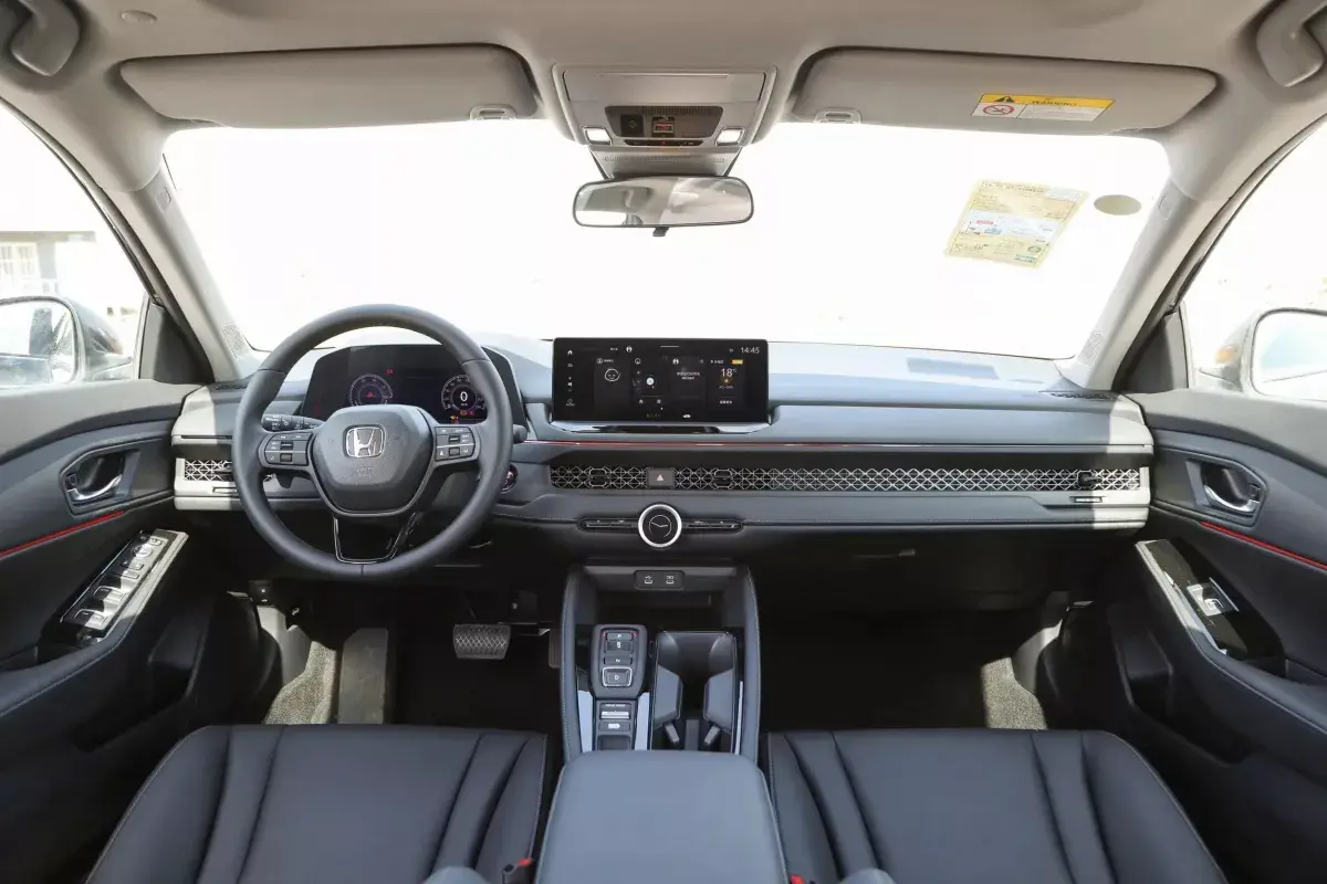 Honda Accord PHEV салон 1