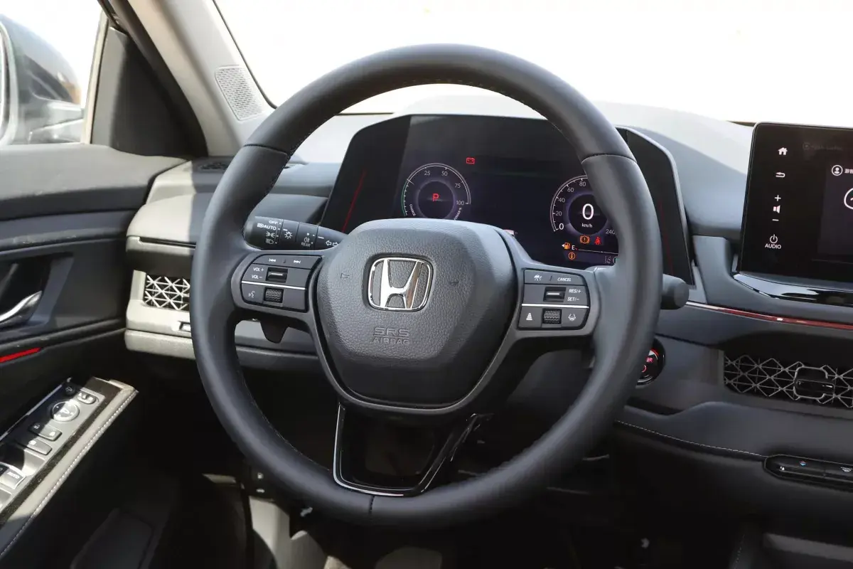 Honda Accord PHEV салон 3