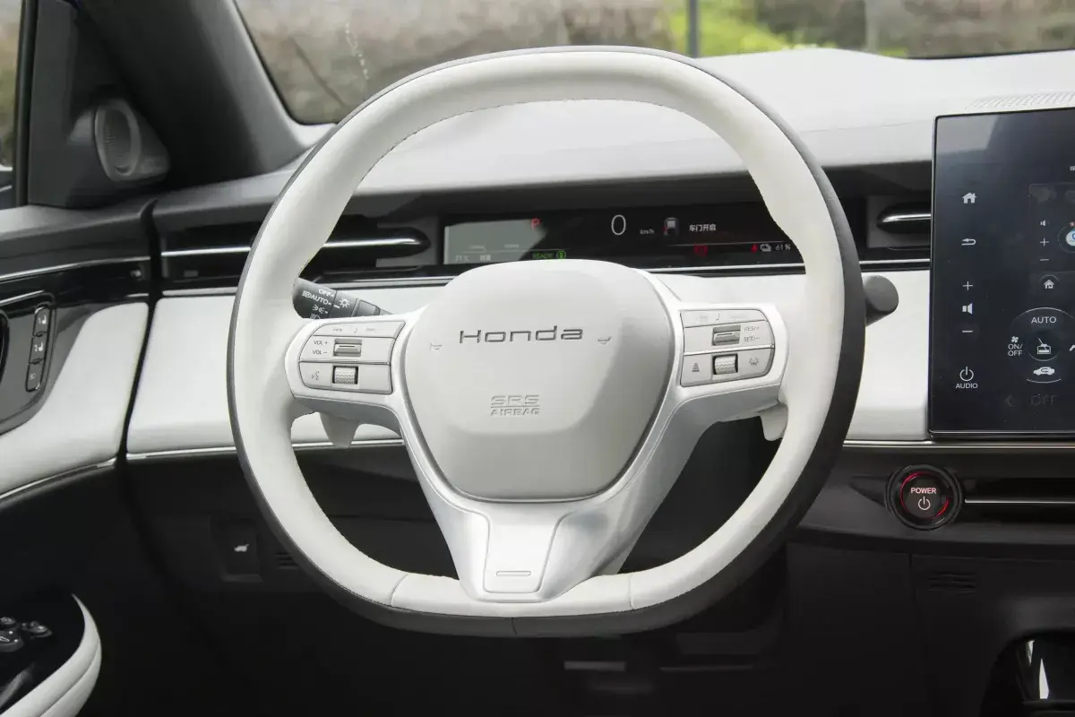 Honda e:NP2 салон 3