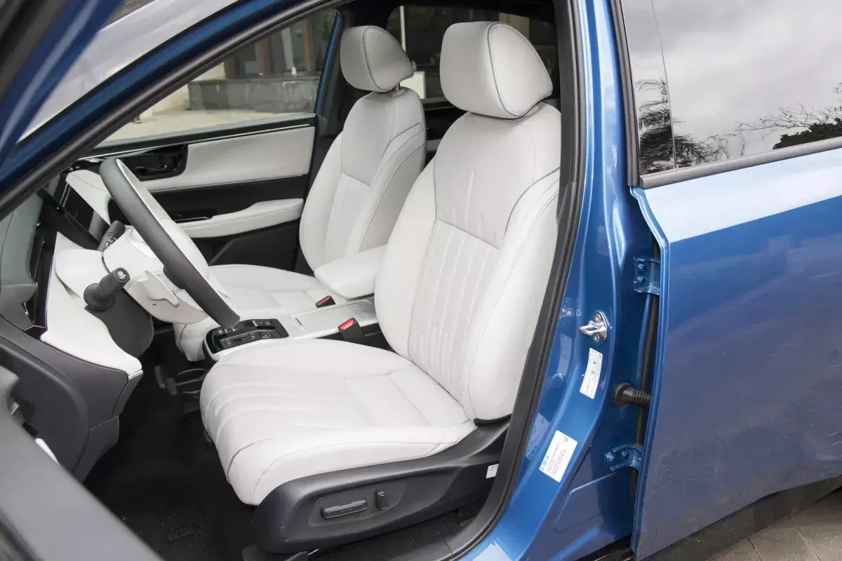Honda e:NP2 салон 6