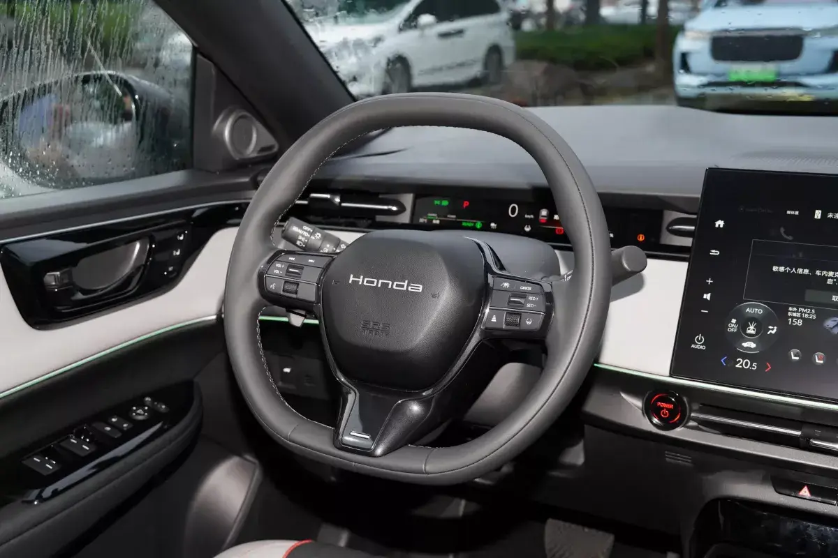 Honda e:NS2 салон 3