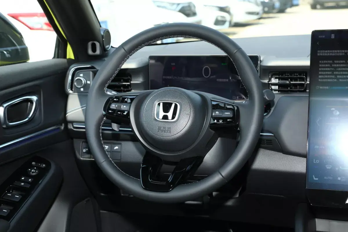 Honda e:NS1 салон 3