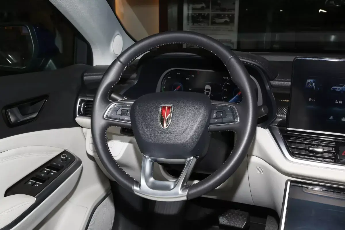 Hongqi E-HS3 салон 3