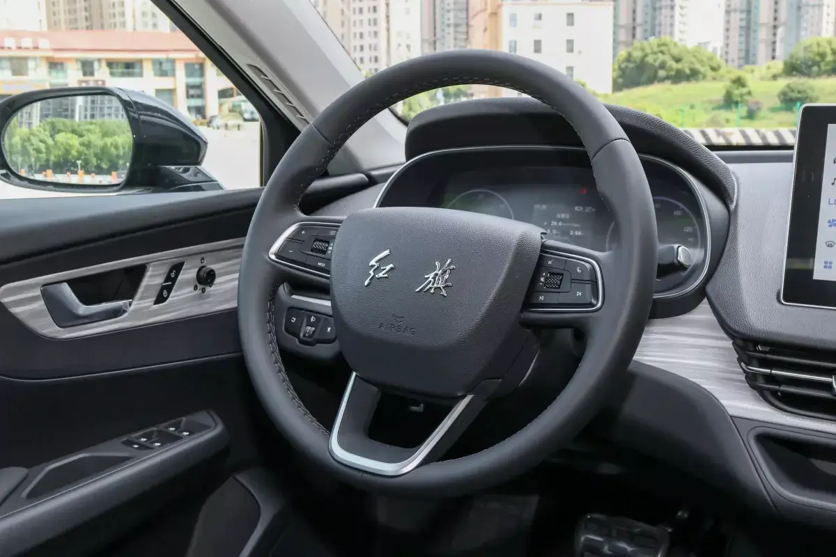Hongqi E-QM5 салон 3