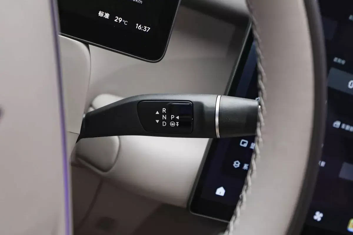 Leap Motor B01 салон 4